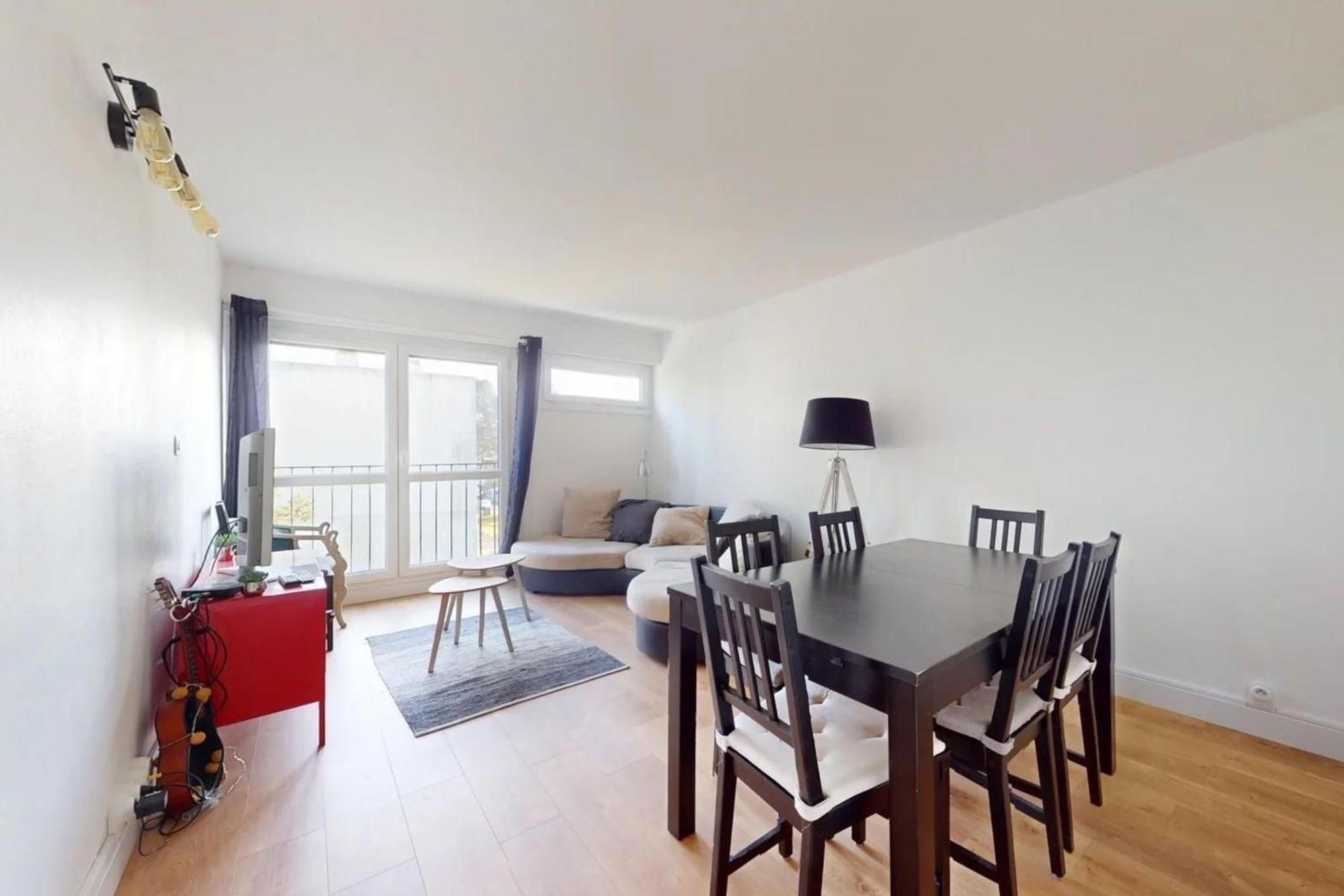 4-rooms With Parking In Appartement *