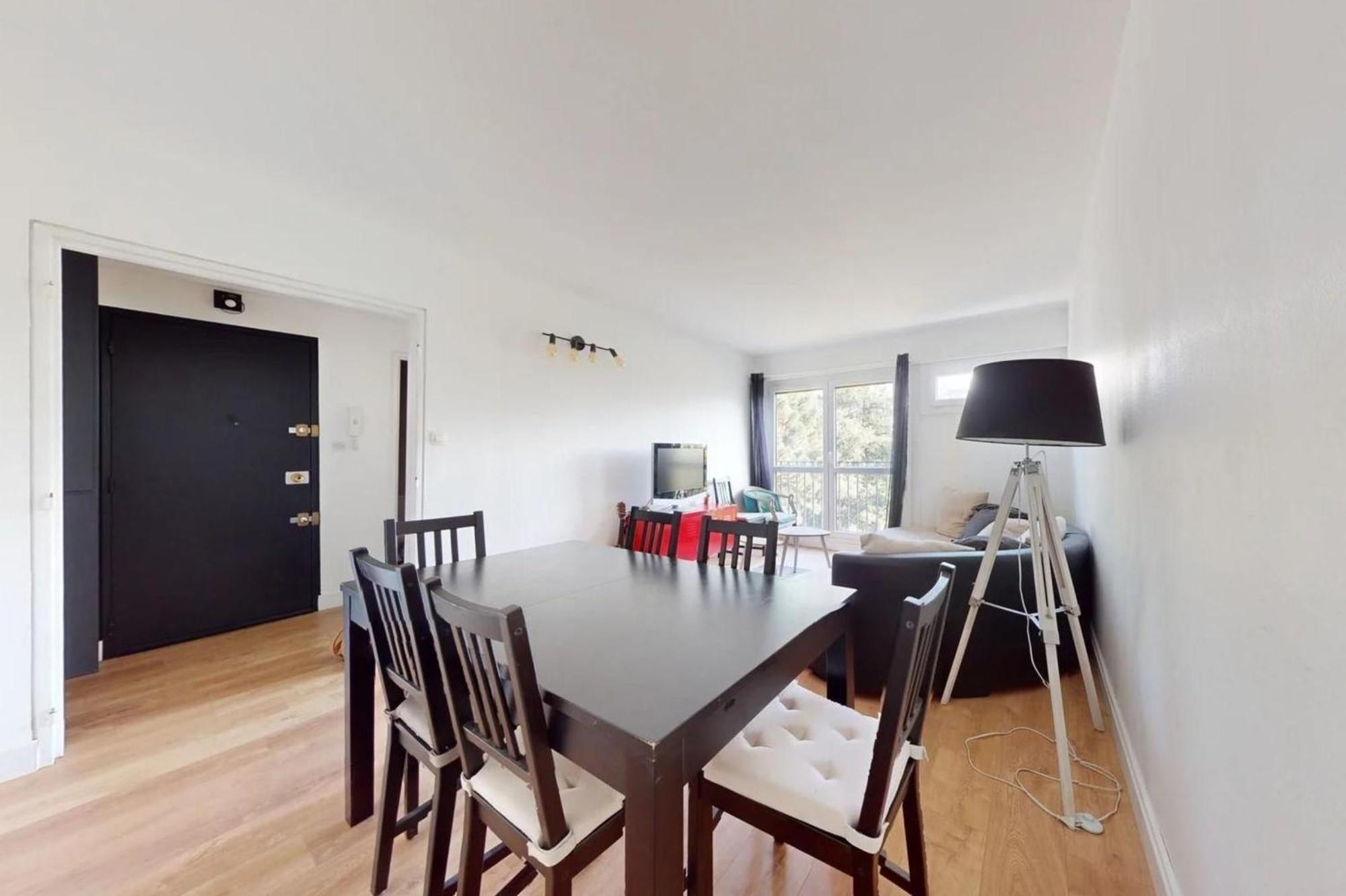Appartement 4-rooms With Parking In *